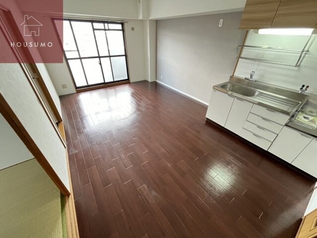 物件内観写真4　(おしゃれな居間です)