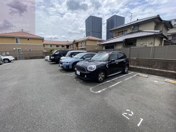 駐車場(車をお持ちの方に嬉しい駐車場付きの物件です)