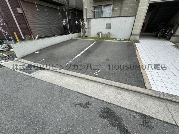 物件外観写真2　(車をお持ちの方に嬉しい駐車場付きの物件です)