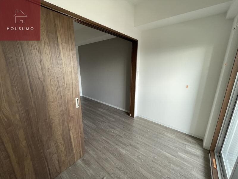 物件内観写真9　(広くて明るい寝室)