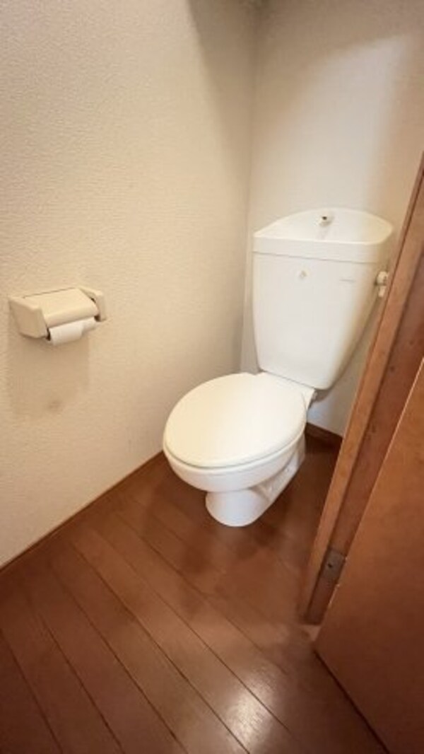 トイレ(落ち着いた色調のトイレです)