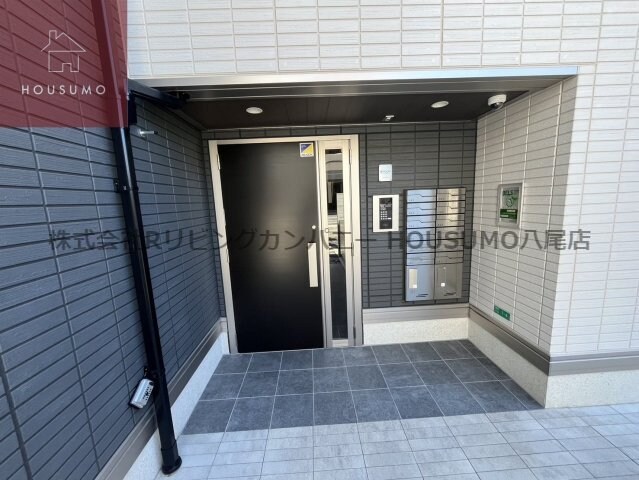 物件外観写真2　(ゆとりのあるエントランスです)