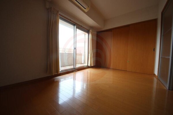 寝室(落ち着いた色調の寝室です)