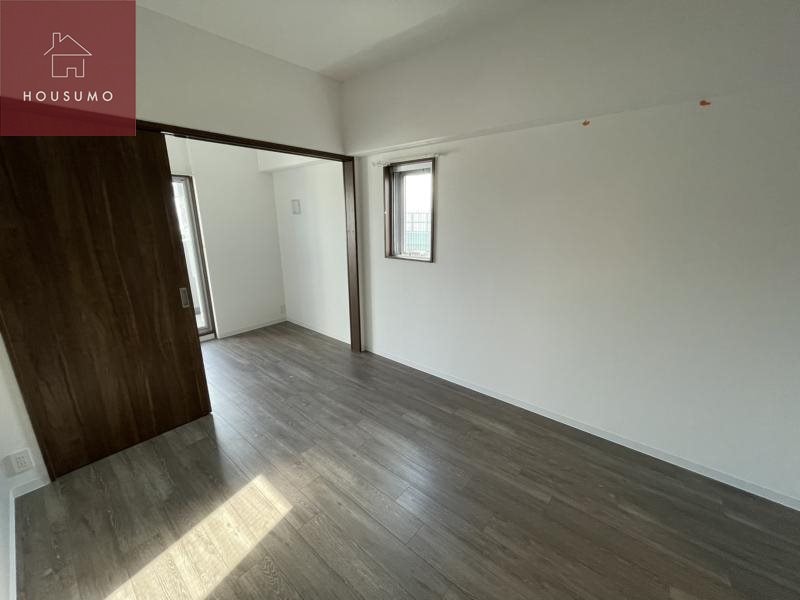 物件内観写真9　(落ち着いた色調の寝室です)