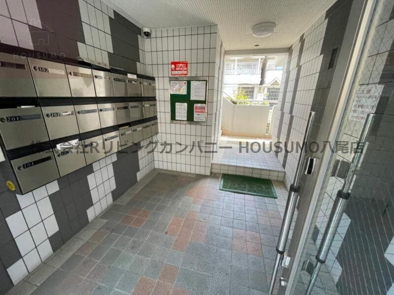 物件外観写真3　(落ち着いたエントランスです)