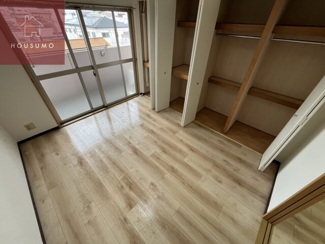 物件内観写真8　(広くて明るい寝室)