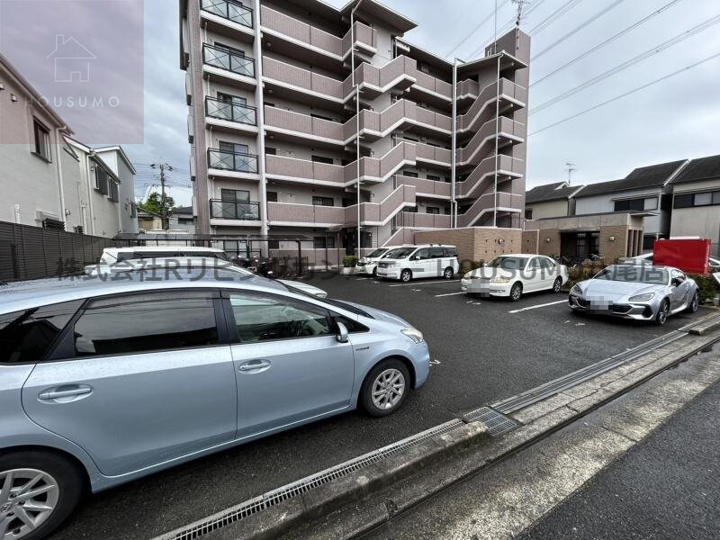 物件外観写真2　(駐車場があるので、車を買う予定の方も安心です)