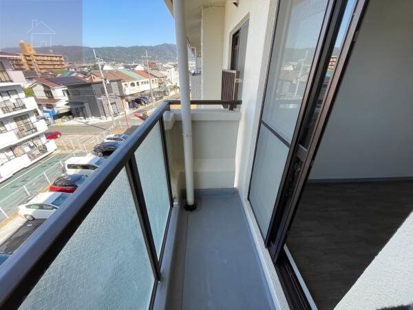 バルコニー(外からの目が気にならないバルコニーで洗濯物が干せます)