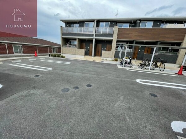 駐車場(落ち着いたエントランスです)