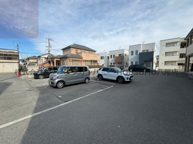 物件外観写真2　(車をお持ちの方に嬉しい駐車場付きの物件です)