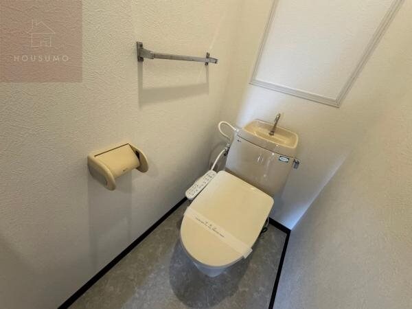 物件内観写真7　(落ち着いた色調のトイレです)
