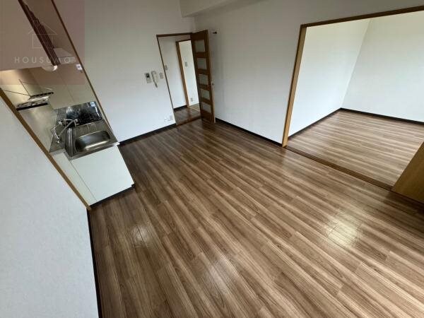 物件内観写真16　(こちらのリビングで趣味の時間をお楽しみください)