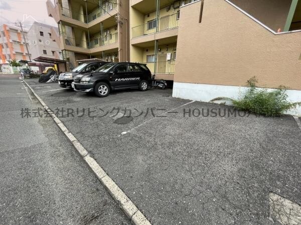 物件外観写真2　(駐車場です)