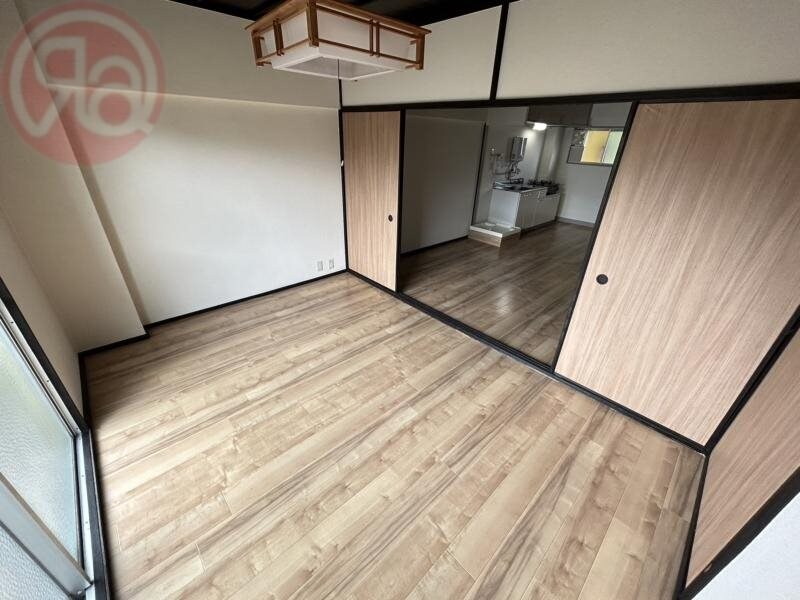 物件内観写真25　(落ち着いた色調の寝室です)