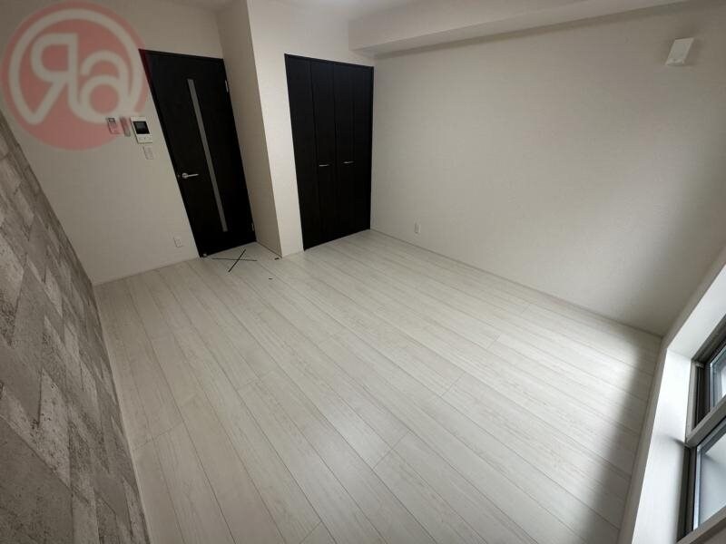 物件内観写真4　(広くて明るい寝室)