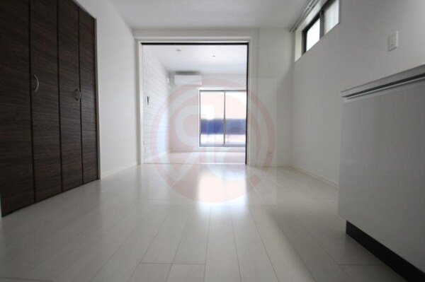 内装他(明るい色調の室内です)