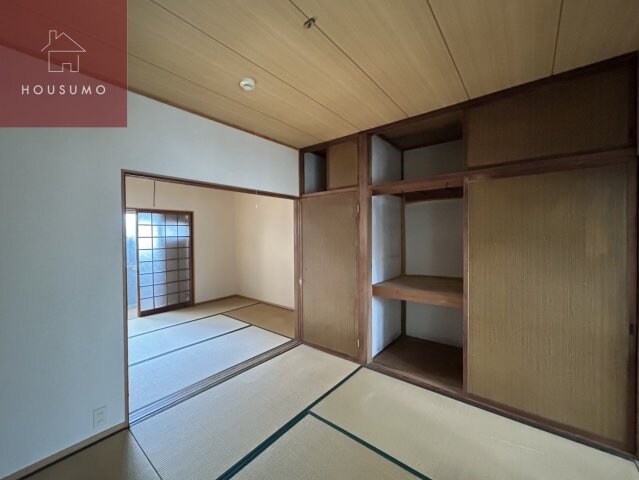 物件内観写真19　(落ち着いた色調の寝室です)