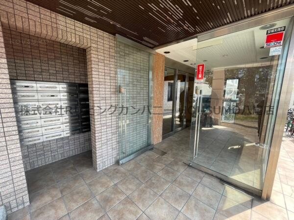 物件外観写真2　(ゆとりのあるエントランスです)