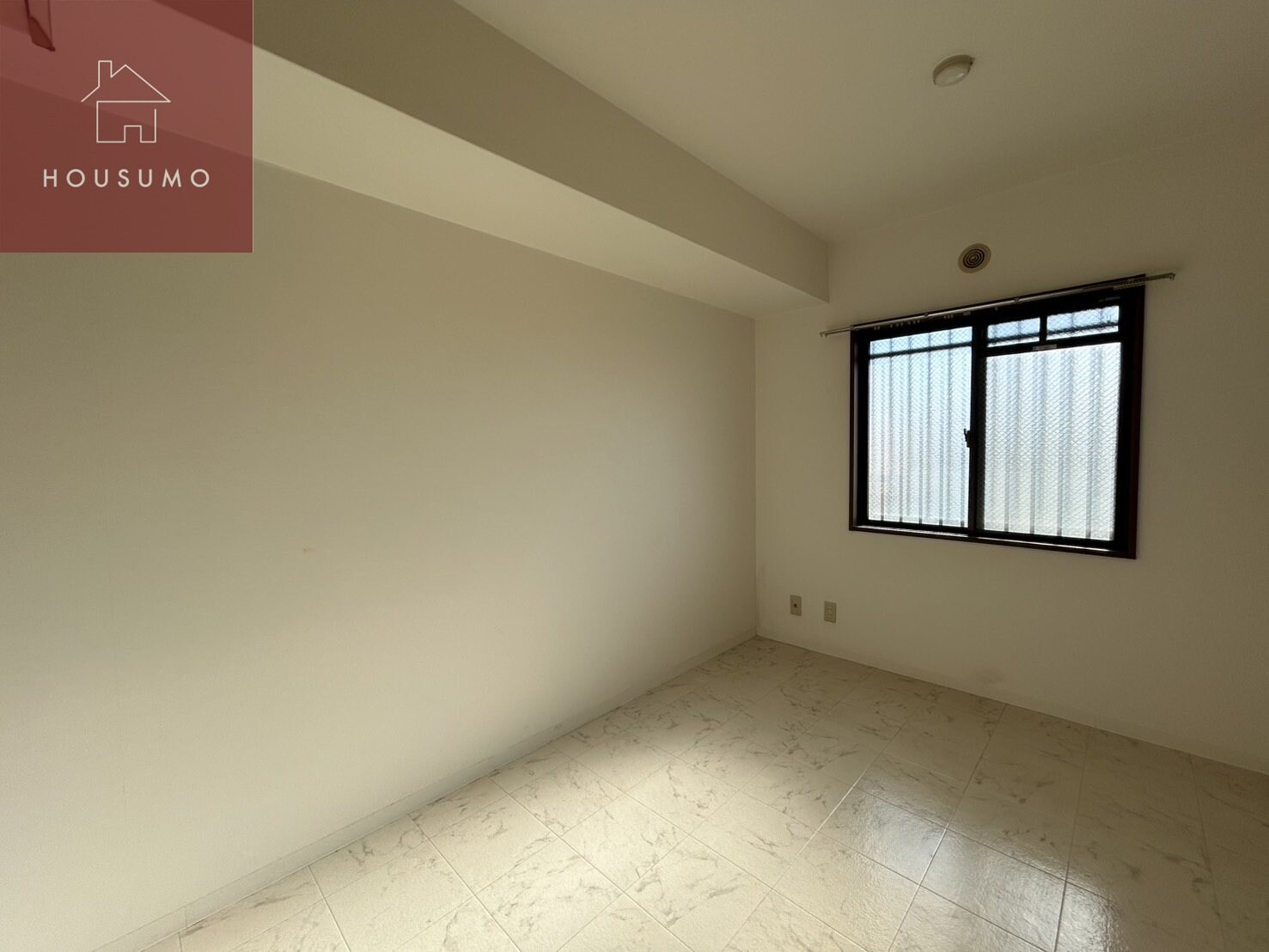 物件内観写真8　(広々とした洋室です)