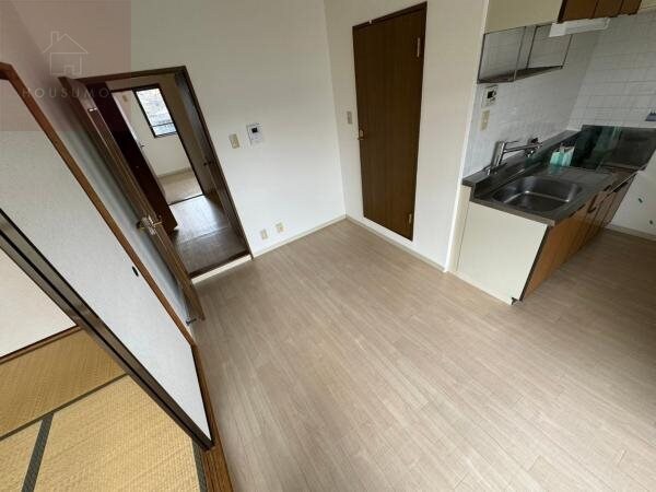 物件内観写真4　(おしゃれな居間です)