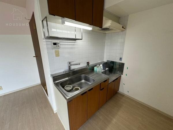 物件内観写真5　(コンパクトなキッチンで掃除もラクラク)