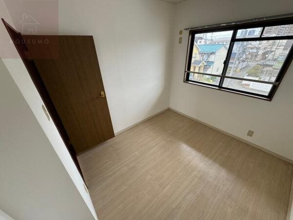 物件内観写真7　(広くて明るい寝室)