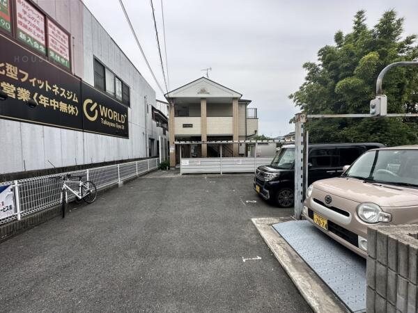 物件外観写真2　(駐車場があります)