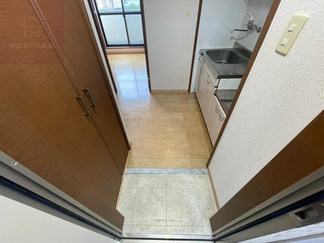 物件内観写真9　(ゆったりとした玄関です)