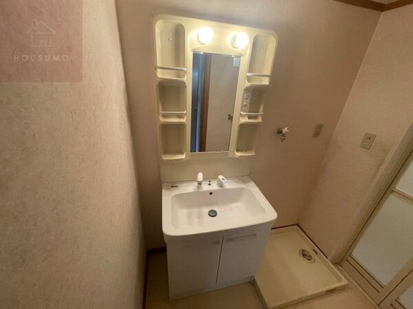独立洗面台(独立洗面台で身支度をすべて済ませてしまいましょう)