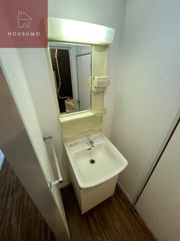 物件内観写真8　(ゆったりとスペースのある洗面所)