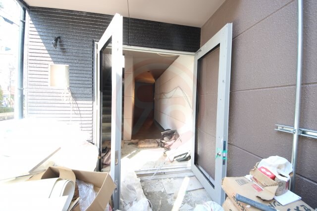 物件外観写真2　(落ち着いたエントランスです)