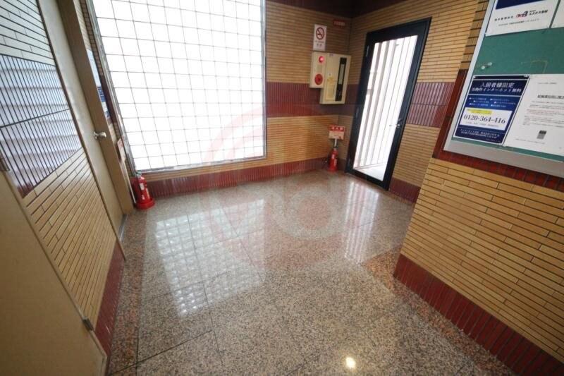 物件外観写真3　(清潔なロビーです)