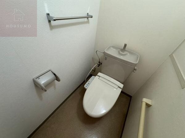 トイレ(落ち着いた色調のトイレです)