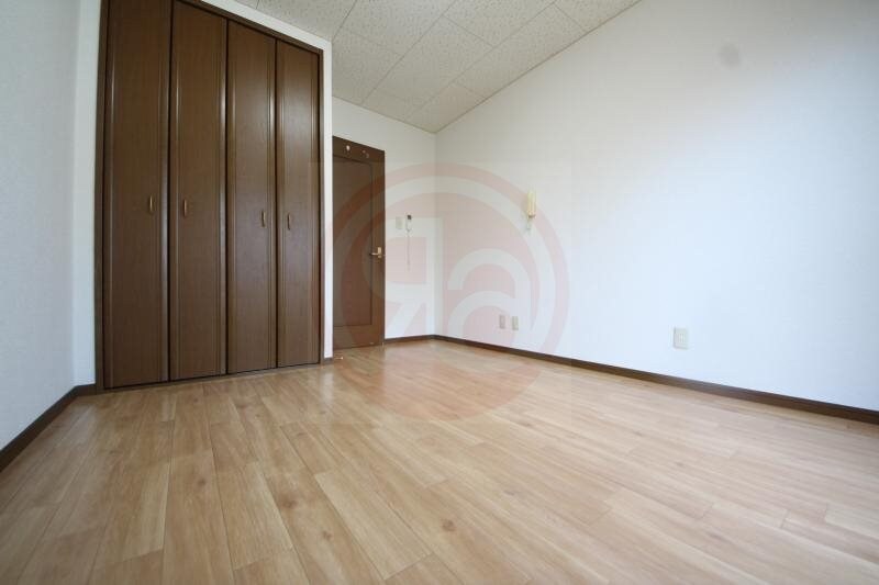 物件内観写真8　(落ち着いた色調の寝室です)