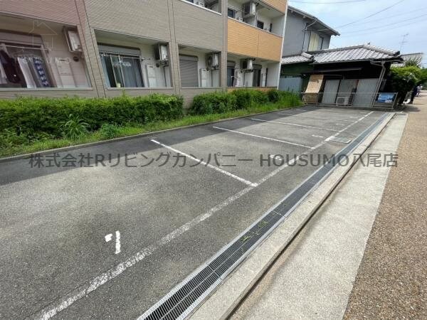 物件外観写真2　(駐車場完備です)