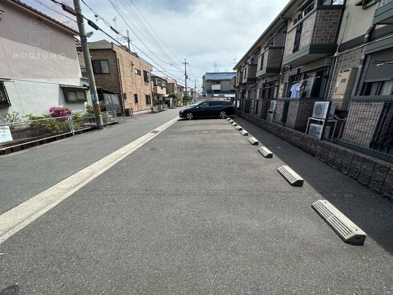 物件外観写真3　(駐車場完備です)