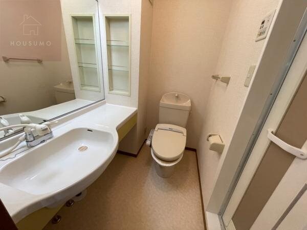 物件内観写真24　(ゆったりとスペースのある洗面所)