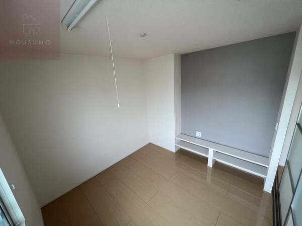 寝室(落ち着いて過ごせるお部屋なので、寝室にいかがでしょうか)