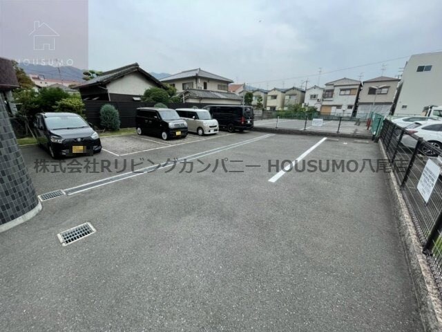 物件外観写真2　(駐車場があるので、車を買う予定の方も安心です)