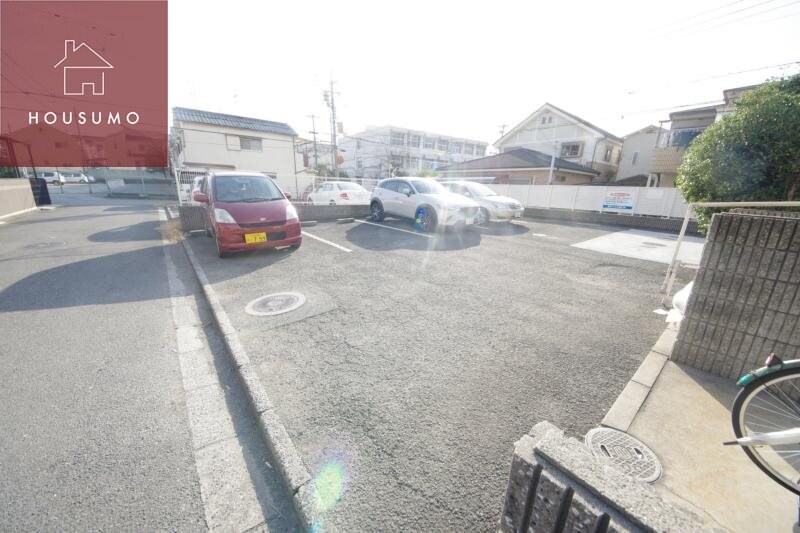物件外観写真2　(駐車スペースもあります)