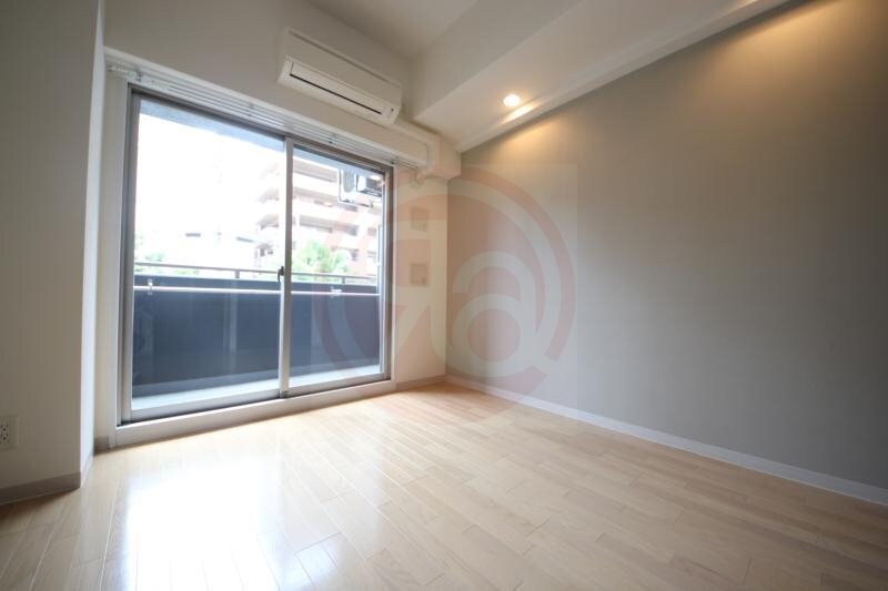 物件内観写真10　(落ち着いた色調の寝室です)