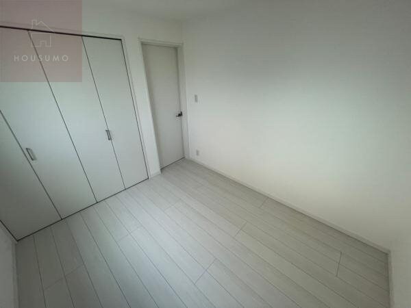 物件内観写真22　(落ち着いた色調の寝室です)