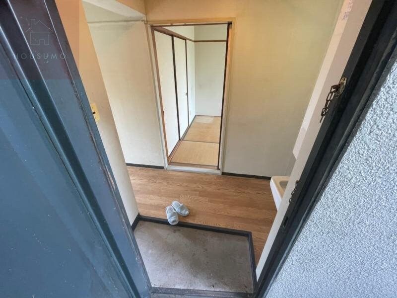 物件内観写真8　(ゆったりとした玄関です)