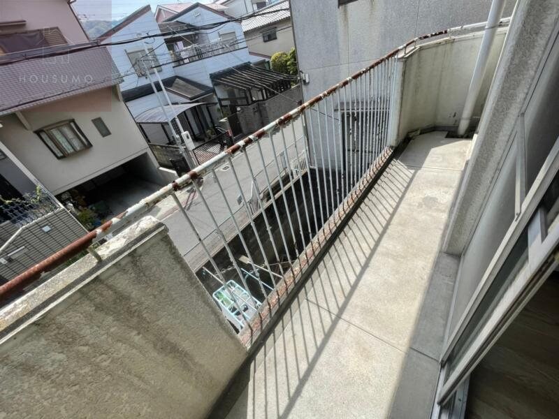 物件内観写真11　(開放的で明るい空間を演出してくれるバルコニーです)