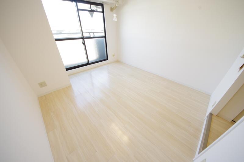 物件内観写真5　(ゆったり過ごせる居間です)