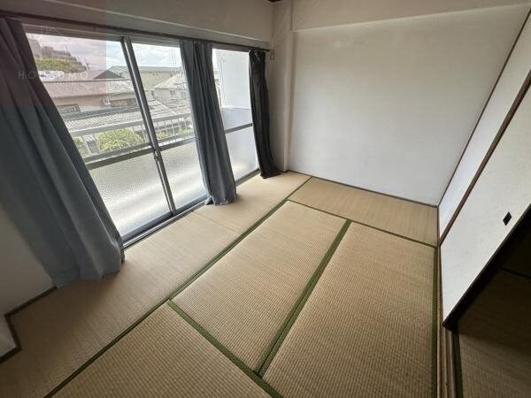 和室(来客時にも便利な和室付き)