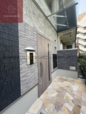 物件外観写真2　(落ち着いたエントランスです)