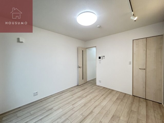 物件内観写真7　(開放的な寝室です)