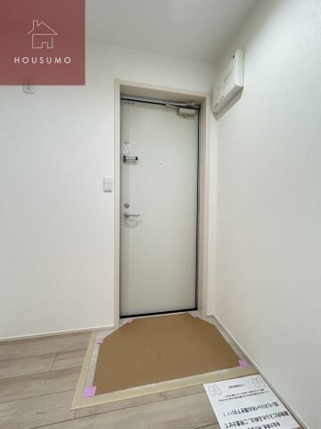 物件内観写真9　(ゆったりとした玄関です)