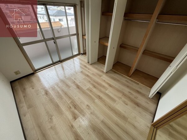 寝室(広くて明るい寝室)